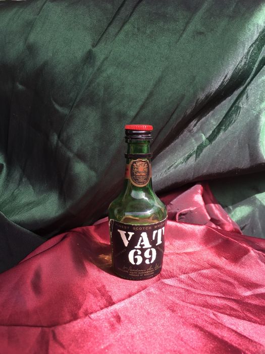 Колекция стъклени бутилчици от алкохол