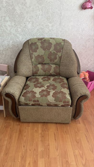 Двухместный диван и кресло