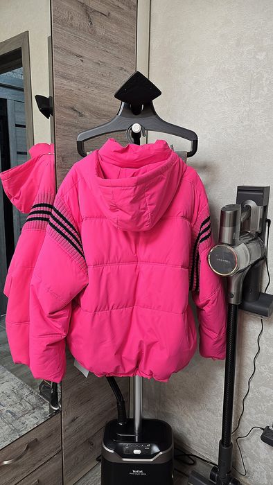 Продаётся яркая стильная куртка.