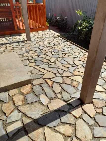 Amenajări curți la cheie cu piatră naturală de munte