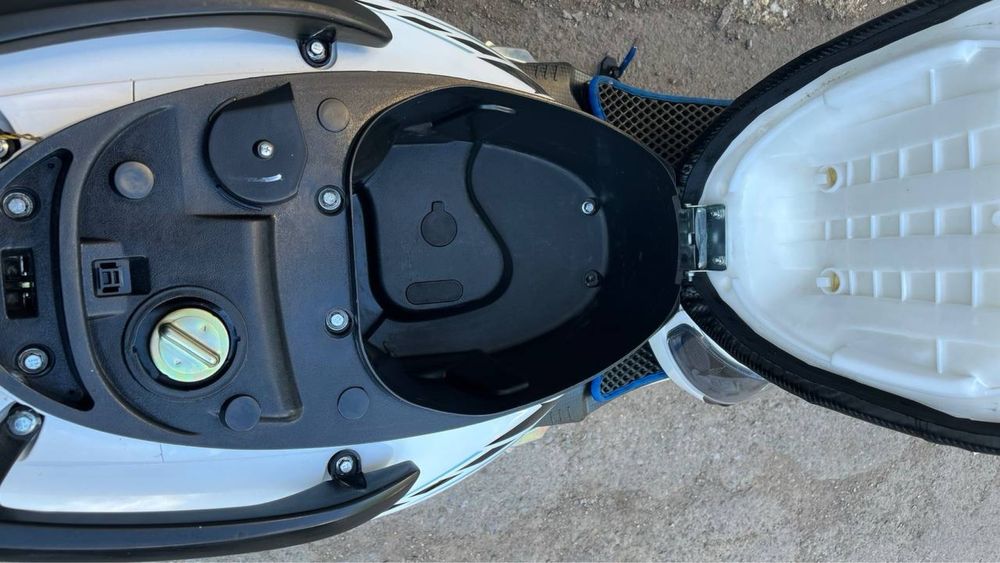 Продам скутер Maxi белого цвета