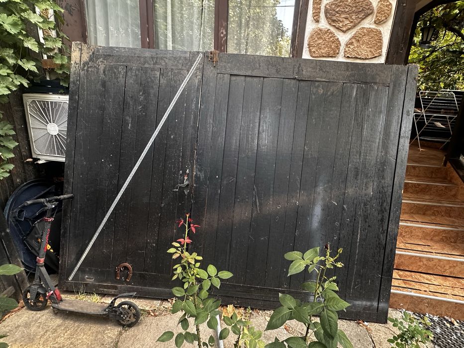 Дървена външна врата за гараж или двор