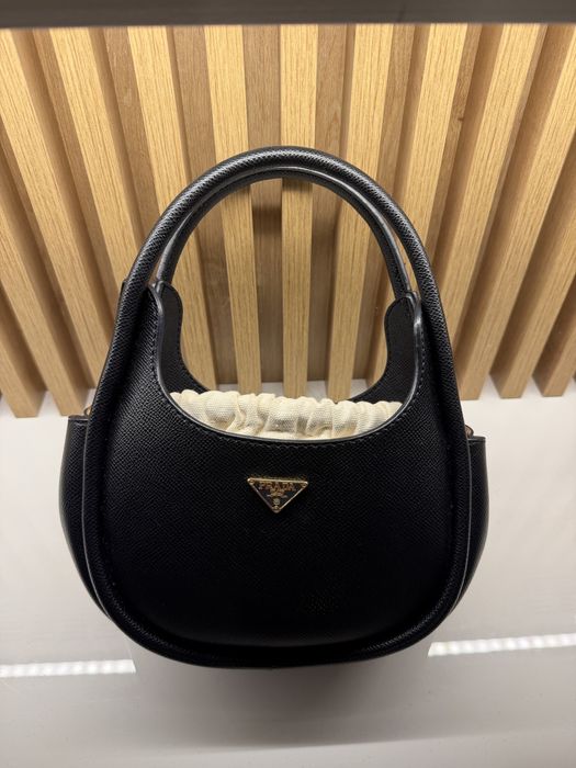 Дамска чанта Prada в черен цвят
