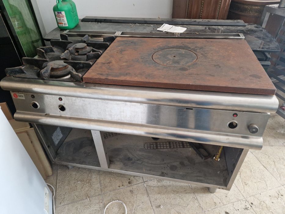 Friteuza 1 sau 2 cuve inox, la 380v, cu banc și robinet de golire
