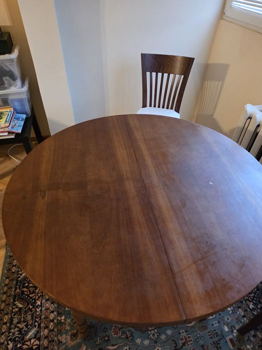 Продавам  разтегателна масивна трапезарна маса с 4 стола