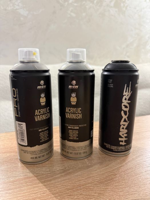 Краска и кисти для художников