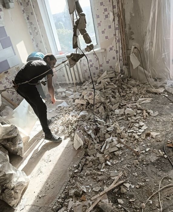 Debarasari Apartamente  Mobilă Veche. Debarasăm Beciuri Poduri Moloz Demolari