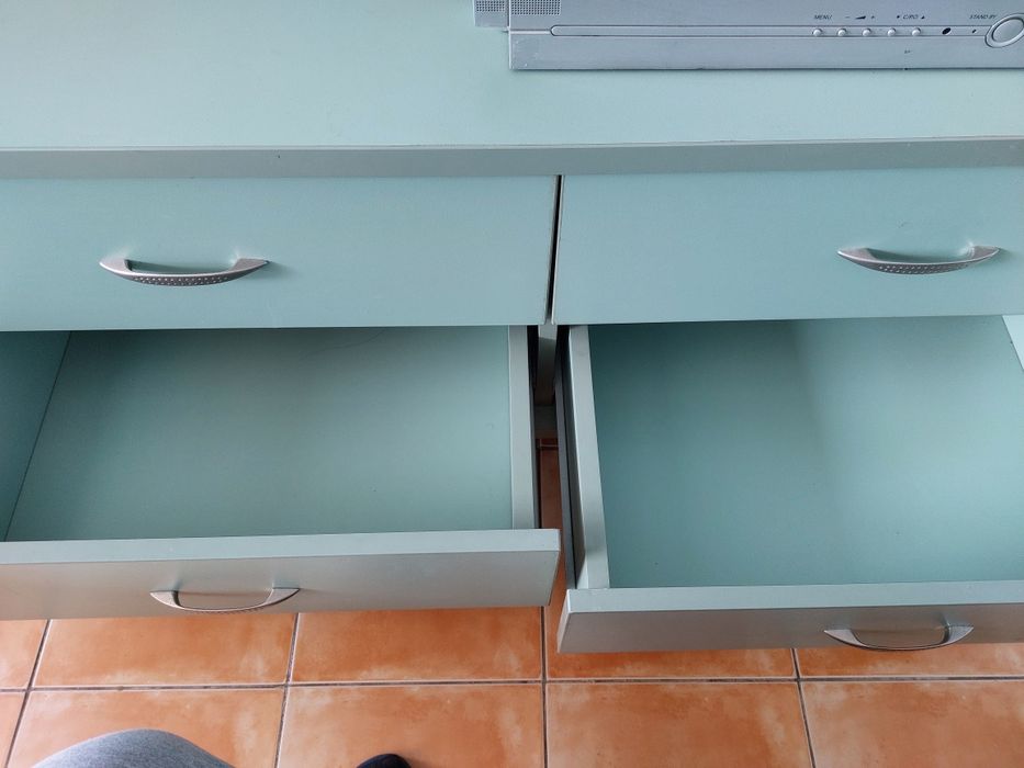 Спални и легла с матраци, маси-тоалетки от чам масив