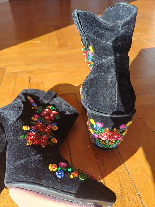 Ghete brodate din catifea - „Mineli Boutique Bucharest”