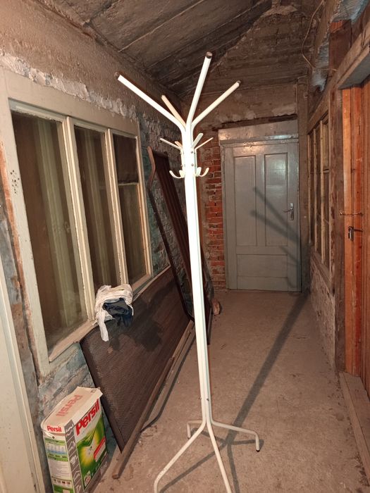 Продавам права стояща закачалка