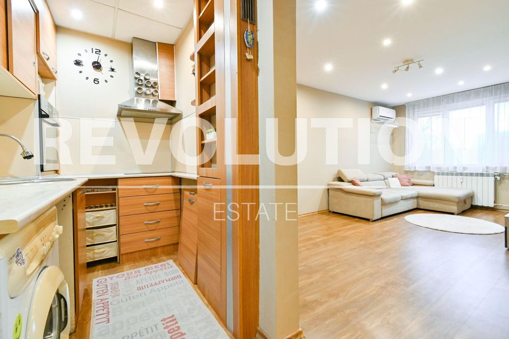 Продава се Тристаен апартамент в София, Фондови жилища - 61 кв.м за 1522 €/кв.м - Снимка #3