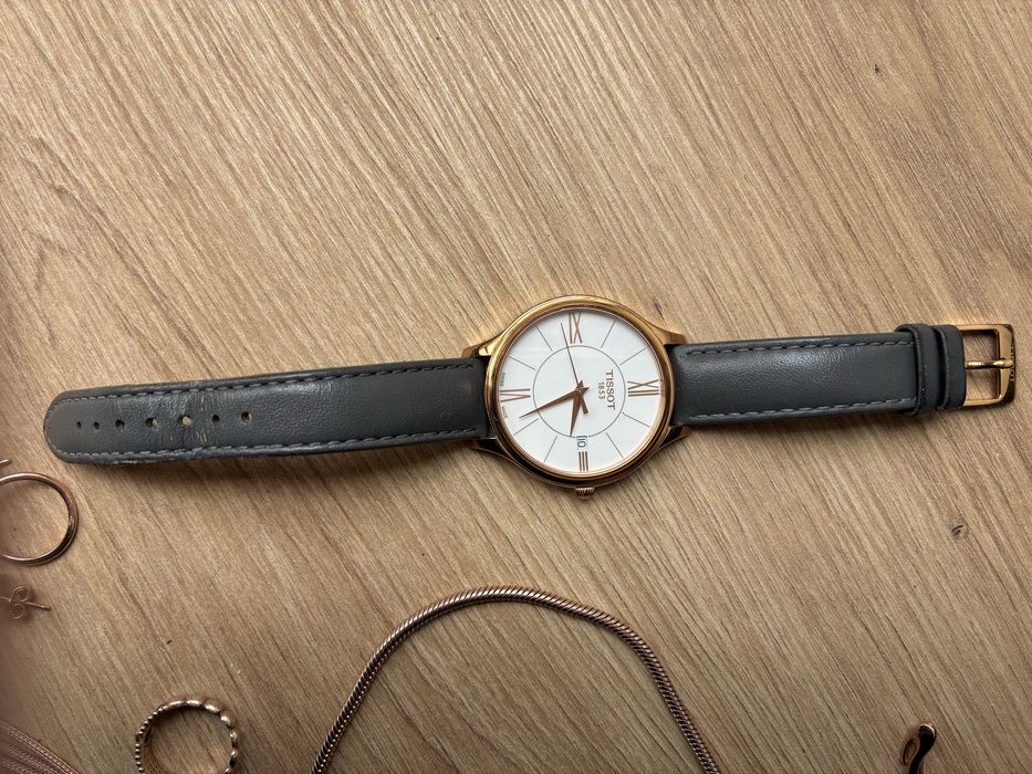 Лот бижута и часовник Tissot
