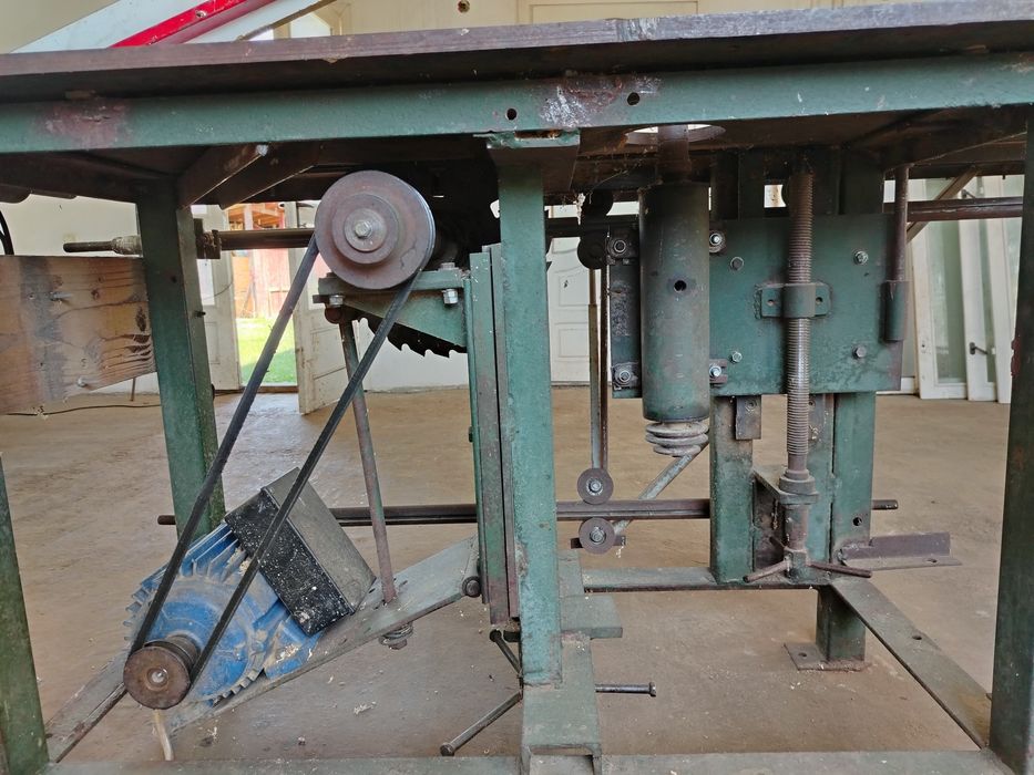 De vinzare  circular cu pinza reglabila si freza. Motor de 2,2kw.Masa  metallica de 19mm. rectificare.