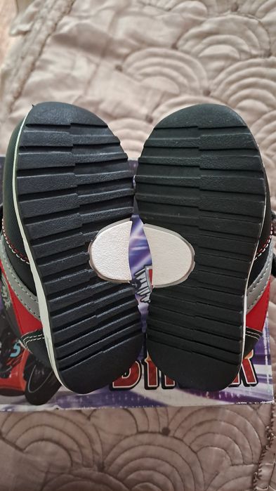 Продам кросовки детские