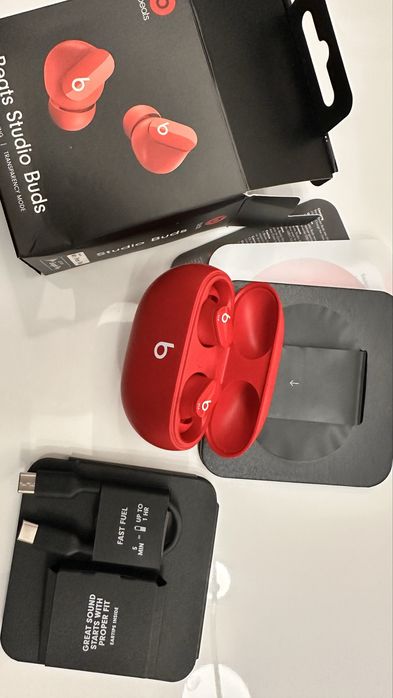 Casti Beats Studio Buds in ear