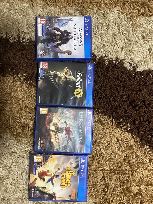 Vand ps4 slim cu doua manete si multe jocuri