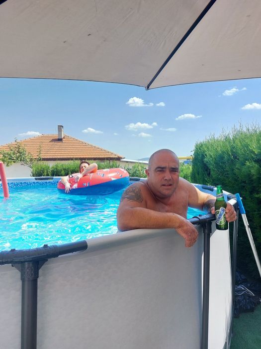 Басейн с метална конструкция