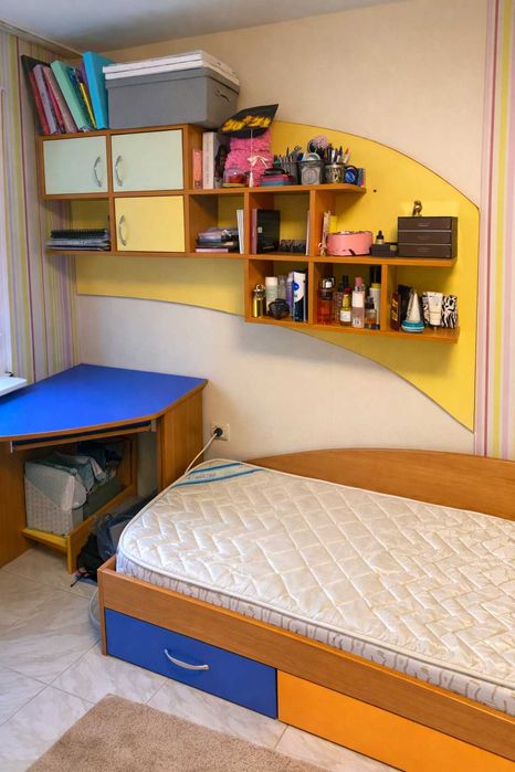 Уникален детски комплект: 3 легла и 2 бюра