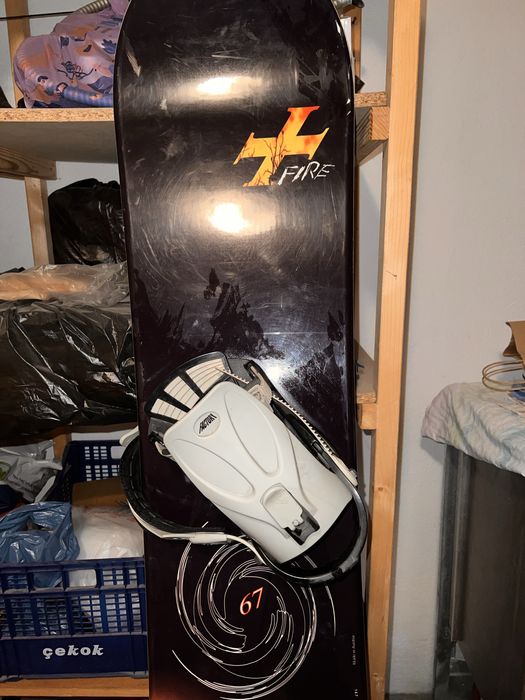 Placă snowboard cu legături model cu dragon și foc