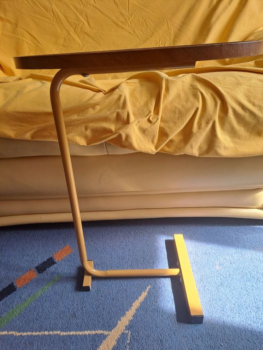 Приставной столик