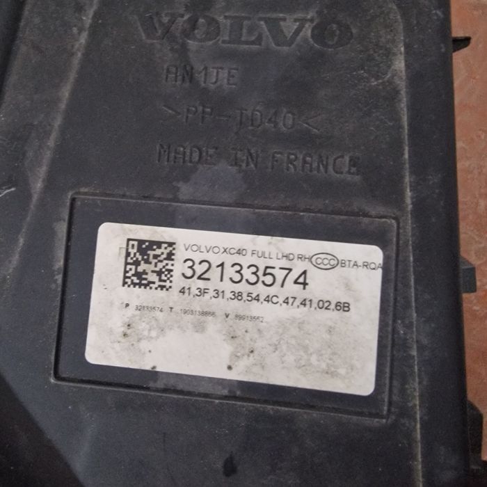 Volvo XC 40  2019 десен фар