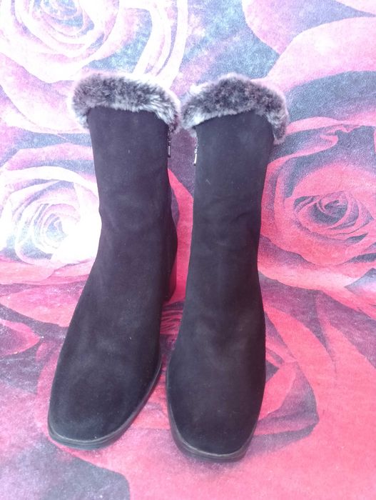 Черни Велурени боти със сиво пухче на нисък ток 42 номер