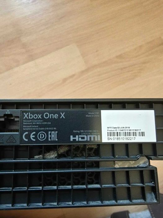 Xbox One X (Upgrade 1TB SSD) + 2 Controllere + Cutie originală – Stare ca nouă!