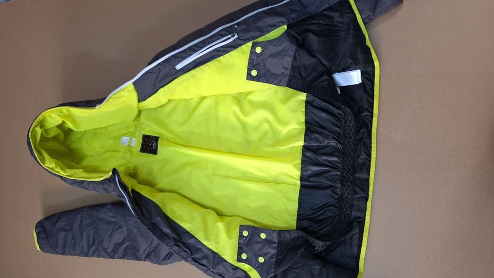 Geacă de schi din puf gros de la Wed'ze mărimea S, potrivit M.