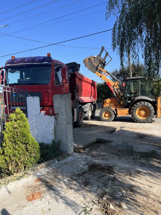 Buldoexcavator dotat cu cupa 30-60-90 si taluz si Picon