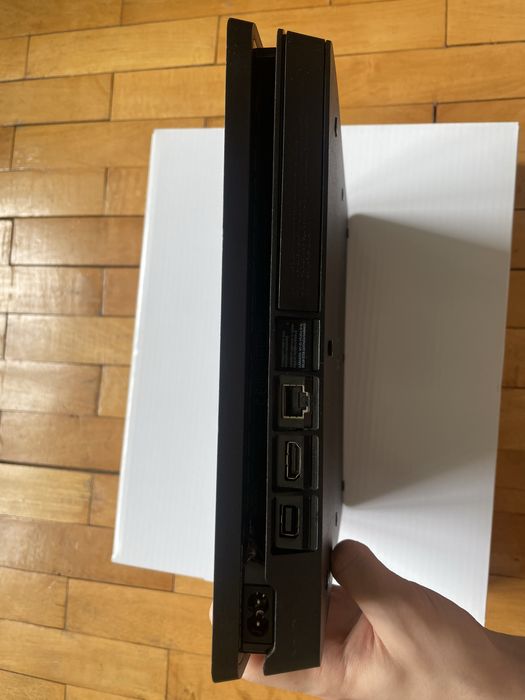 PlayStation 4 1TB doua manete