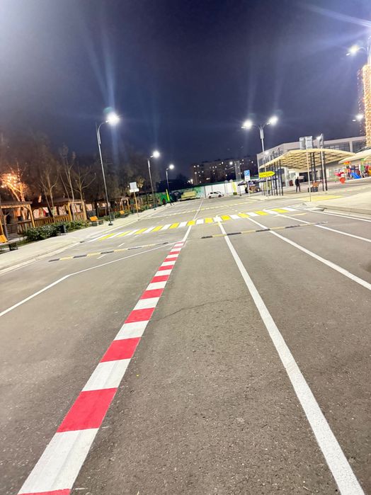 Дорожная разметка автодорог трассы и другие объекты