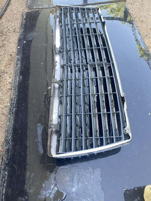 Продам решетки на радиатор мерседеса 124
