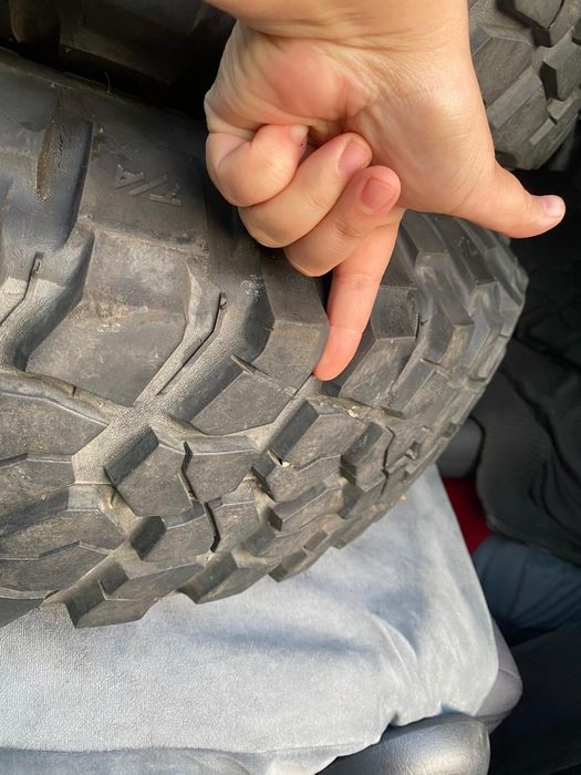 Vând anvelope  Bf goodrich off road cu tot cu jante  de jeep wrangler