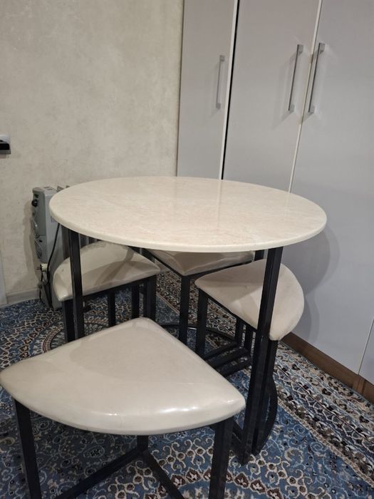 Продаю стол и стулья