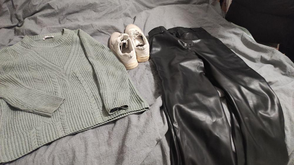 Брюки, кроссовки, свитер