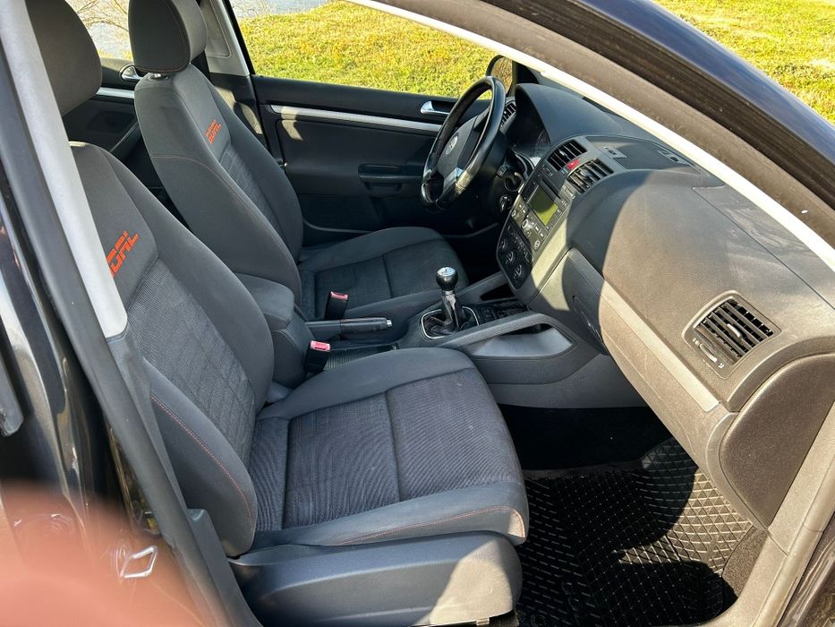 Volkswagen Golf 5 variante auto

 2350 Euro

1.6 benzina

An fabricați