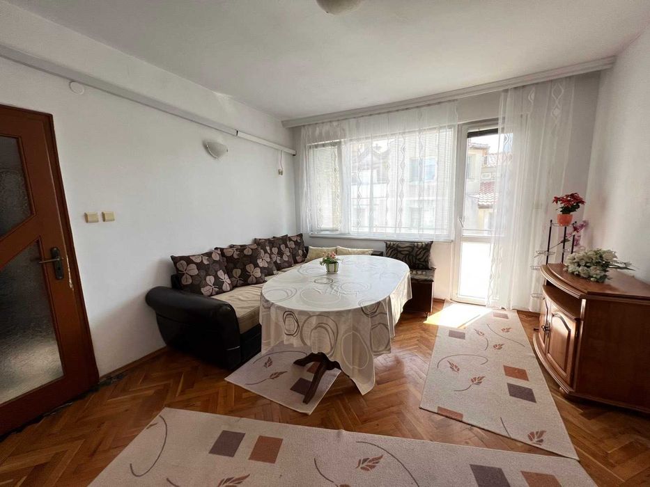 Чудесен тристаен апартамент в Центъра