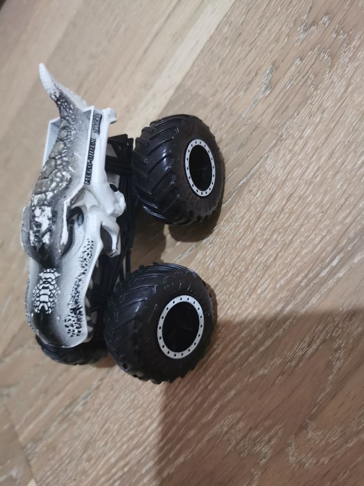 Монстр трак Hot wheels машинки