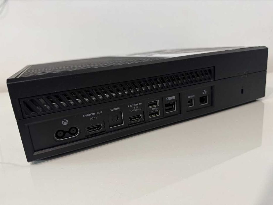 Vând Xbox One Model:1540