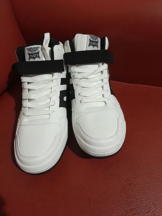 Ghete sport noi fără etichetă