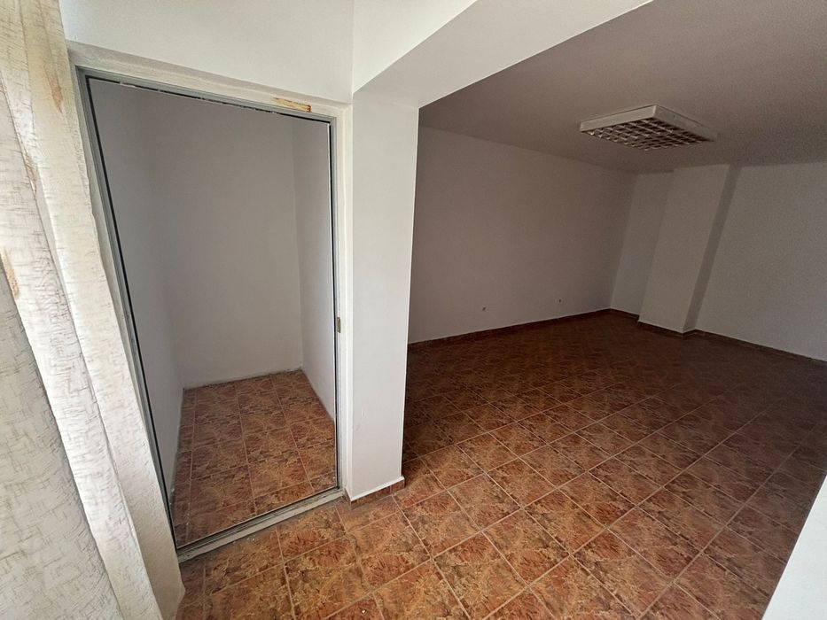 Vand doua garsoniere unite , spatii comerciale