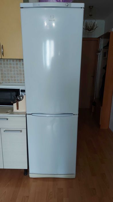продам холодильник indesit