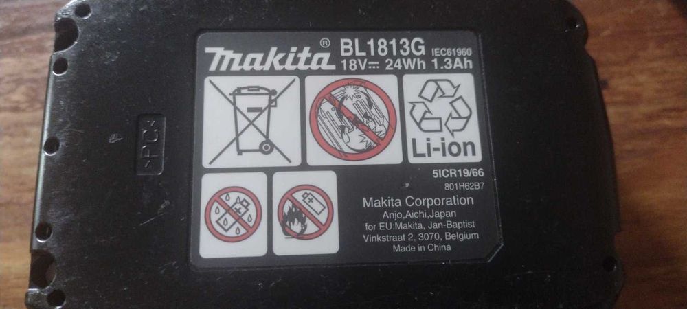 Makita - комплект винтоверт и фенер, с две батерии и зарядно