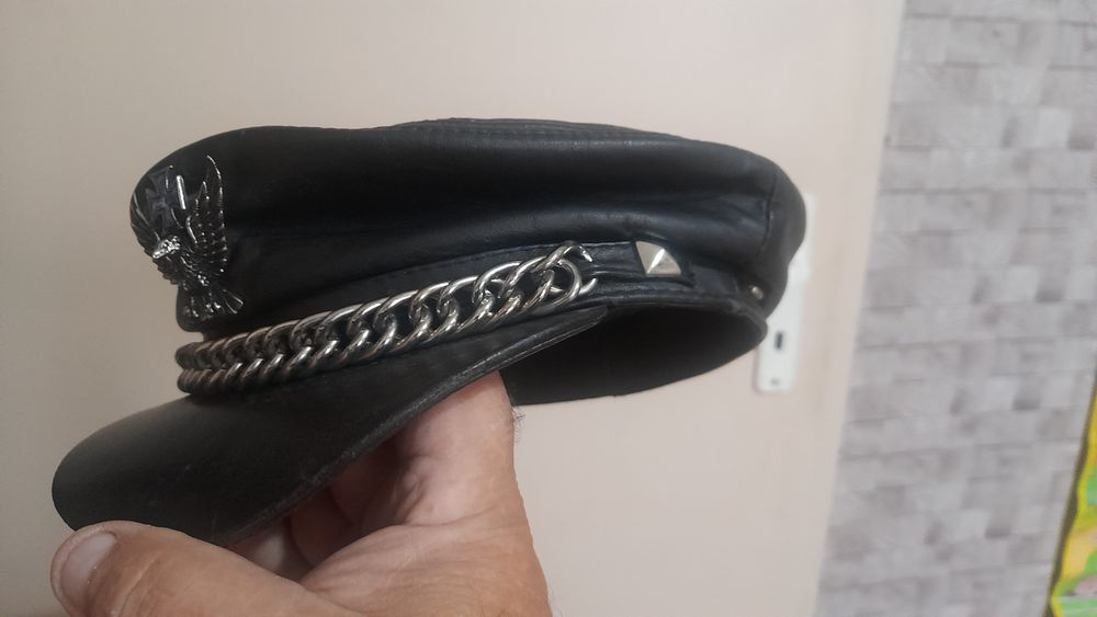 Продавам оригинален рокерски каскет от естествена кожа