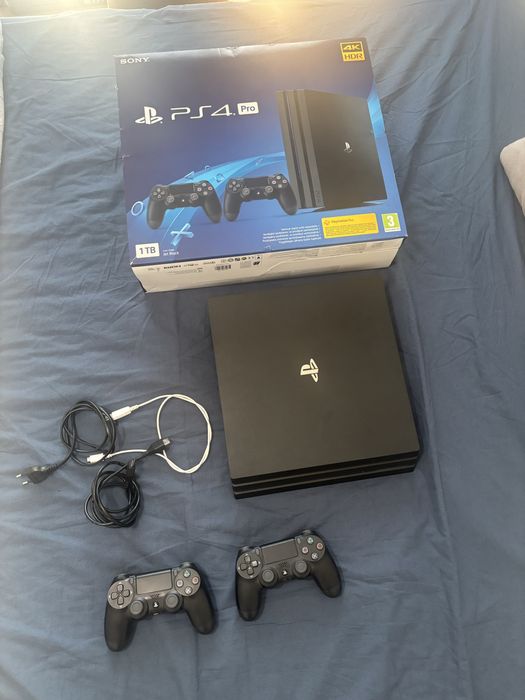 PlayStation 4 PRO 1TB, în stare foarte bună