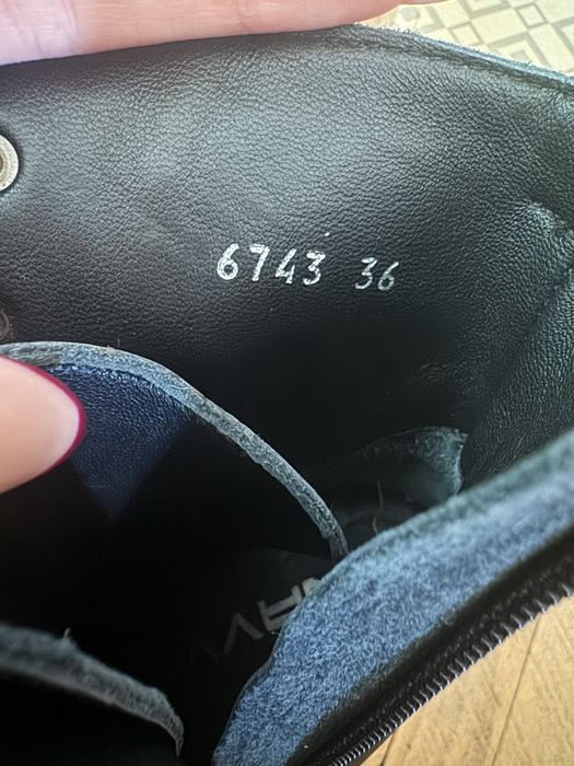 Черни боти на висок ток