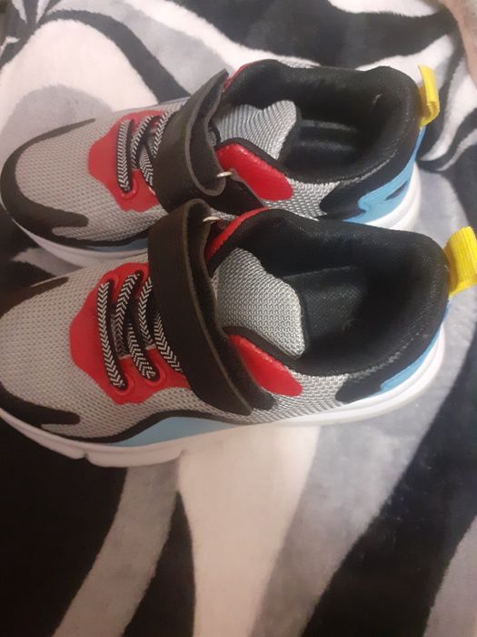 Adidași băiat de culoare neagră cu gri