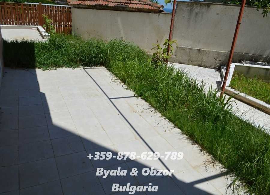 Обзаведен двустаен апартамент със собствен двор-градина в гр.Бяла