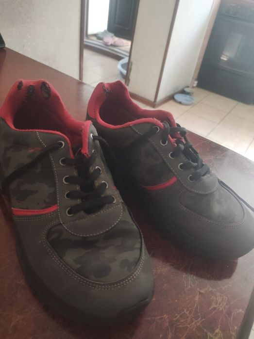 Кросовки для подростка. 38 размер