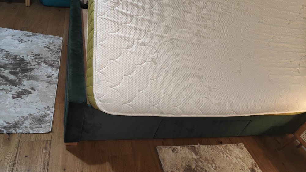 Vând pat tapițat verde smarald cu 4 sertare și SALTEA